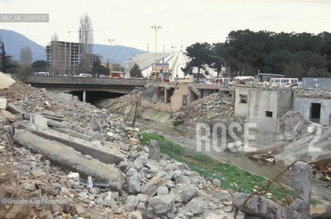 ( ALBANIA  ) TIRANA : UN CANALE DEL CENTRO  © 2002 Graziano Arici/Rosebud2 / GEO