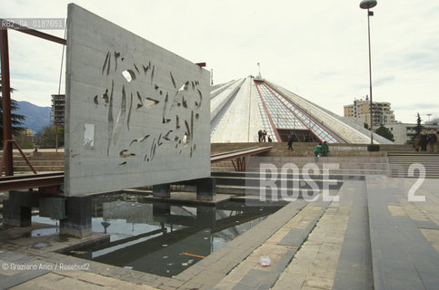 ( ALBANIA  ) TIRANA : LA PIRAMIDE CENTRO DELLA CULTURA INTERANAZIONALE   © 2002 Graziano Arici/Rosebud2 / GEO