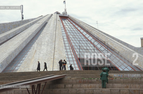( ALBANIA  ) TIRANA : LA PIRAMIDE CENTRO DELLA CULTURA INTERANAZIONALE   © 2002 Graziano Arici/Rosebud2 / GEO