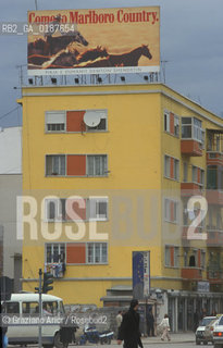 ( ALBANIA  ) TIRANA : UN PALAZZO DEL CENTRO  © 2002 Graziano Arici/Rosebud2 / GEO