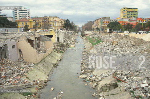 ( ALBANIA  ) TIRANA : UN CANALE DEL CENTRO  © 2002 Graziano Arici/Rosebud2 / GEO