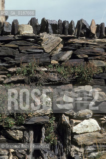 (  ANDORRA  ) ANDORRA  LA VELLA : MURO  © 2002 Graziano Arici/Rosebud2 / GEO PIRENEI