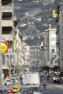 (  ANDORRA  ) ANDORRA  LA VELLA : STRADA DEL CENTRO  © 2002 Graziano Arici/Rosebud2 / GEO PIRENEI