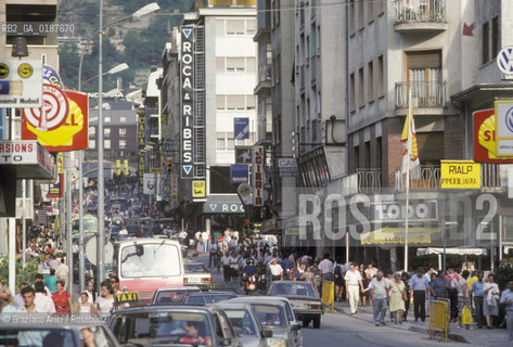 (  ANDORRA  ) ANDORRA  LA VELLA : STRADA DEL CENTRO  © 2002 Graziano Arici/Rosebud2 / GEO PIRENEI