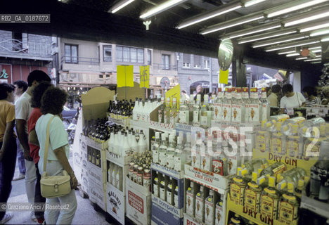 (  ANDORRA  ) ANDORRA  LA VELLA : NEGOZIO DEL CENTRO  © 2002 Graziano Arici/Rosebud2 / GEO PIRENEI