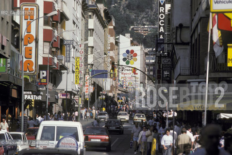 (  ANDORRA  ) ANDORRA  LA VELLA : STRADA DEL CENTRO  © 2002 Graziano Arici/Rosebud2 / GEO PIRENEI
