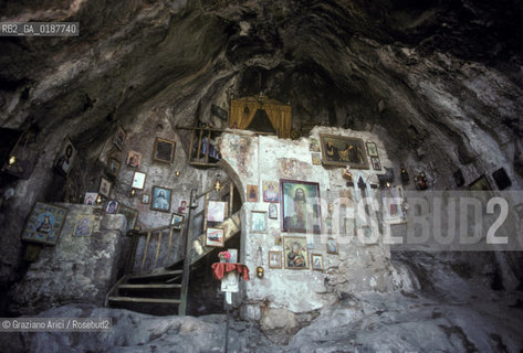 ( GRECIA  ) ATENE : ACROPOLI GROTTA E CAPPELLA SUL MONTE DI TRASILLO  - © 1990 Graziano Arici/Rosebud2 / GEO