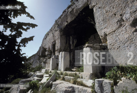 ( GRECIA  ) ATENE : ACROPOLI GROTTA E CAPPELLA SUL MONTE DI TRASILLO  - © 1990 Graziano Arici/Rosebud2 / GEO