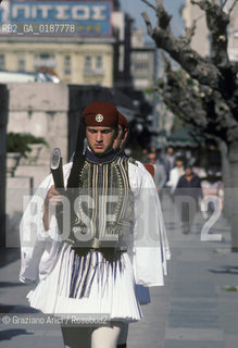 ( GRECIA  ) ATENE :MONUMENTO AL MILITE IGNOTO  - © 1990 Graziano Arici/Rosebud2 / GEO / SOLDATO EUZONES