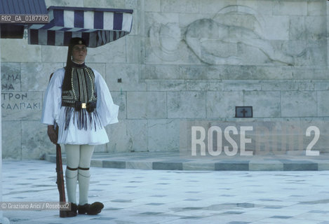 ( GRECIA  ) ATENE :MONUMENTO AL MILITE IGNOTO  - © 1990 Graziano Arici/Rosebud2 / GEO / SOLDATO EUZONES