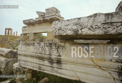 ( GRECIA  ) CORINTO : ROVINE E TEMPIO DI APOLLO  - © 1990 Graziano Arici/Rosebud2 / GEO / PELOPPONESO