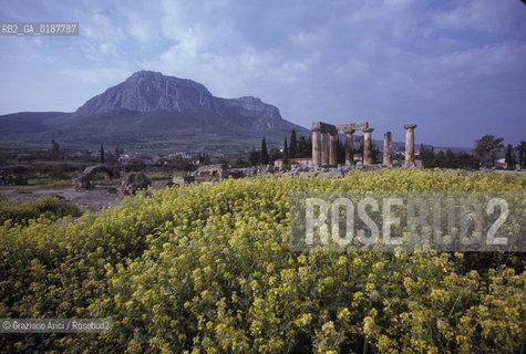 ( GRECIA  ) CORINTO : TEMPIO DI APOLLO E ACROCORINTO  - © 1990 Graziano Arici/Rosebud2 / GEO / PELOPPONESO