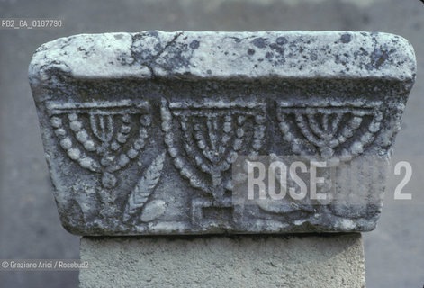 ( GRECIA  ) CORINTO : MUSEO CAPITELLO DI UNA ANTICA SINAGOGA  - © 1990 Graziano Arici/Rosebud2 / GEO / PELOPPONESO MENORAH EBREI