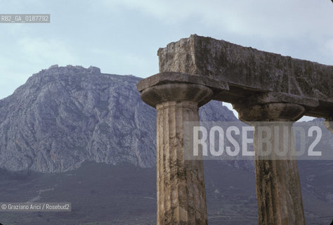 ( GRECIA  ) CORINTO : TEMPIO DI APOLLO E ACROCORINTO  - © 1990 Graziano Arici/Rosebud2 / GEO / PELOPPONESO