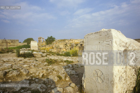 ( GRECIA  ) CORINTO : TEMPIO DI APOLLO E ROVINE  - © 1990 Graziano Arici/Rosebud2 / GEO / PELOPPONESO