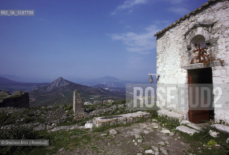 ( GRECIA  ) CORINTO : FORTEZZA VENEZIANA DI ACROCORINTO  - © 1990 Graziano Arici/Rosebud2 / GEO / PELOPPONESO / TEMPIO DI AFRODITE