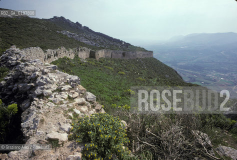 ( GRECIA  ) CORINTO : FORTEZZA VENEZIANA DI ACROCORINTO  - © 1990 Graziano Arici/Rosebud2 / GEO / PELOPPONESO / TEMPIO DI AFRODITE