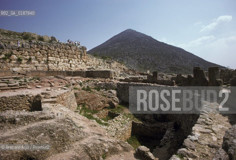 ( GRECIA  ) MICENE : ACROPOLI  - © 1990 Graziano Arici/Rosebud2 / GEO / PELOPPONESO / ARGOLIDE / TOMBE E CERCHIO REALE