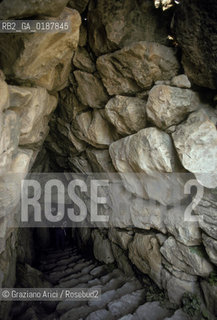 ( GRECIA  ) MICENE : TOMBA MICENEA  - © 1990 Graziano Arici/Rosebud2 / GEO / PELOPPONESO / ARGOLIDE