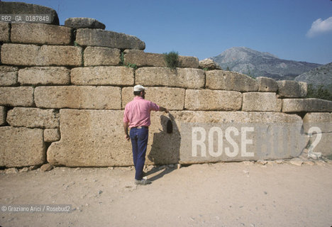 ( GRECIA  ) MICENE : TOMBA MICENEA  TESORO DATREO - © 1990 Graziano Arici/Rosebud2 / GEO / PELOPPONESO / ARGOLIDE / MEGALITICA