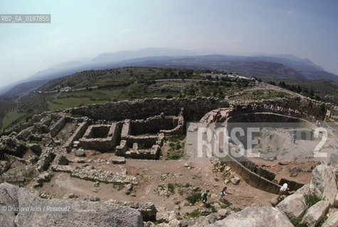 ( GRECIA  ) MICENE : ACROPOLI  - © 1990 Graziano Arici/Rosebud2 / GEO / PELOPPONESO / ARGOLIDE / TOMBE E CERCHIO REALE