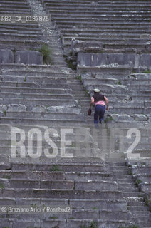 ( GRECIA  ) EPIDAURO : IL TEATRO  - © 1990 Graziano Arici/Rosebud2 / GEO / PELOPPONESO / ARGOLIDE SCALA