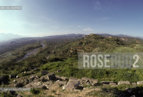 ( GRECIA  ) SPARTA : LE ROVINE DI SPARTA VISTE DAL MENELAION - © 1990 Graziano Arici/Rosebud2 / GEO / PELOPPONESO / LACONIA / SEPOLCRO DI MENELAO ED ELENA