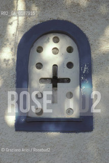 ( GRECIA  ) SPARTA : FINESTRA DI UNA CAPPELLA ORTODOSSA   - © 1990 Graziano Arici/Rosebud2 / GEO / PELOPPONESO / LACONIA