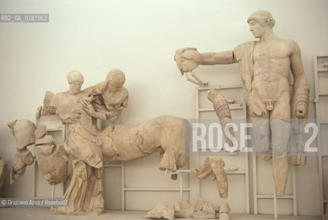 ( GRECIA  ) OLIMPIA : MUSEO DI OLIMPIA - IL FRONTONE OVEST DEL TEMPIO DI ZEUS  © 1990 Graziano Arici/Rosebud2 / GEO / PELOPPONESO / ELIDE
