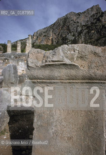 ( GRECIA  ) DELFI : EX-VOTO SULLA VIA SACRA  © 1990 Graziano Arici/Rosebud2 / GEO / FOCIDE /