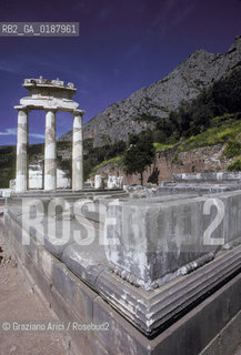 ( GRECIA  ) DELFI : IL TEMPIO ROTONDO THOLOS  © 1990 Graziano Arici/Rosebud2 / GEO / FOCIDE /