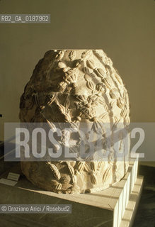 ( GRECIA  ) DELFI : MUSEO ARCHEOLOGICO -  LOMPHALOS ( OMBELICO ) DELLORACOLO DI DELFI  © 1990 Graziano Arici/Rosebud2 / GEO / FOCIDE