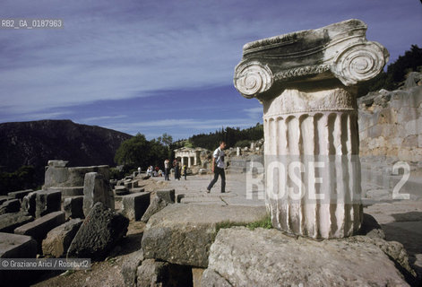 ( GRECIA  ) DELFI : LA VIA SACRA  © 1990 Graziano Arici/Rosebud2 / GEO / FOCIDE