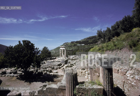 ( GRECIA  ) DELFI : IL TEMPIO ROTONDO THOLOS  © 1990 Graziano Arici/Rosebud2 / GEO / FOCIDE