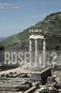 ( GRECIA  ) DELFI : IL TEMPIO ROTONDO THOLOS  © 1990 Graziano Arici/Rosebud2 / GEO / FOCIDE