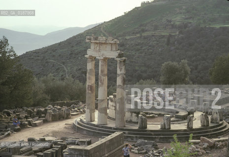 ( GRECIA  ) DELFI : IL TEMPIO ROTONDO THOLOS  © 1990 Graziano Arici/Rosebud2 / GEO / FOCIDE