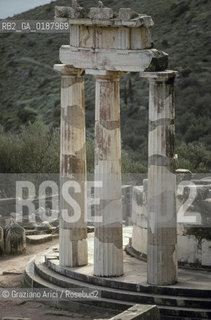 ( GRECIA  ) DELFI : IL TEMPIO ROTONDO THOLOS  © 1990 Graziano Arici/Rosebud2 / GEO / FOCIDE