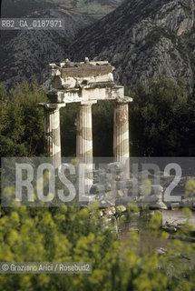 ( GRECIA  ) DELFI : IL TEMPIO ROTONDO THOLOS  © 1990 Graziano Arici/Rosebud2 / GEO / FOCIDE