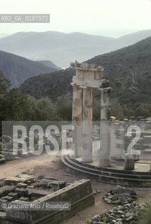 ( GRECIA  ) DELFI : IL TEMPIO ROTONDO THOLOS  © 1990 Graziano Arici/Rosebud2 / GEO / FOCIDE