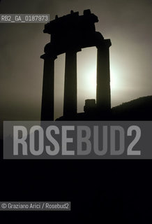 ( GRECIA  ) DELFI : IL TEMPIO ROTONDO THOLOS  © 1990 Graziano Arici/Rosebud2 / GEO / FOCIDE