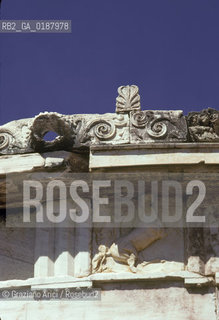 ( GRECIA  ) DELFI : IL TEMPIO ROTONDO THOLOS  © 1990 Graziano Arici/Rosebud2 / GEO / FOCIDE /