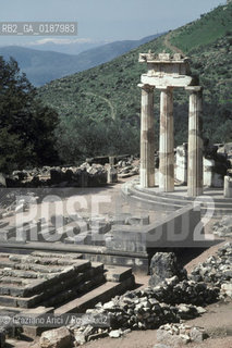 ( GRECIA  ) DELFI : IL TEMPIO ROTONDO THOLOS  © 1990 Graziano Arici/Rosebud2 / GEO / FOCIDE /