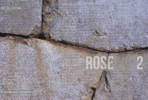 ( GRECIA  ) DELFI : ROVINE DEL TEMPIO DI APOLLO  © 1990 Graziano Arici/Rosebud2 / GEO / FOCIDE / ORACOLO / MURO / SCRITTURA