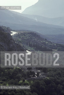 ( GRECIA  ) DELFI : IL TEMPIO ROTONDO THOLOS  © 1990 Graziano Arici/Rosebud2 / GEO / FOCIDE /