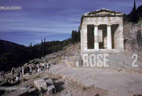 ( GRECIA  ) DELFI : LA VIA SACRA IL TESORO DEGLI ATENIESI  © 1990 Graziano Arici/Rosebud2 / GEO / FOCIDE