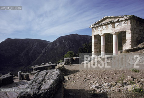 ( GRECIA  ) DELFI : LA VIA SACRA IL TESORO DEGLI ATENIESI  © 1990 Graziano Arici/Rosebud2 / GEO / FOCIDE