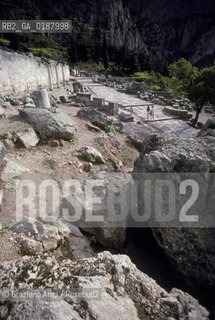 ( GRECIA  ) DELFI : ROVINE DEL TEMPIO DI APOLLO  © 1990 Graziano Arici/Rosebud2 / GEO / FOCIDE / ORACOLO