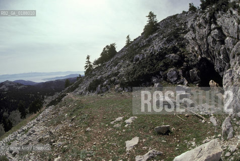 ( GRECIA  ) DELFI : LA GOTTA DI PAN E DELLE NINFE SUL MONTE PARNASO  © 1990 Graziano Arici/Rosebud2 / GEO / FOCIDE / BACCANTI