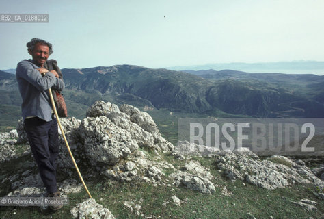( GRECIA  ) DELFI : PASTORE SUL MONTE PARNASO  © 1990 Graziano Arici/Rosebud2 / GEO / FOCIDE / BACCANTI