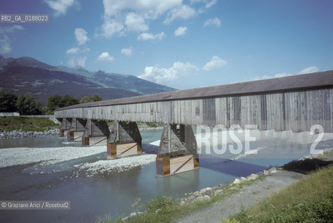 ( PRINCIPATO DEL LIECHTENSTEIN  ) VADUZ : PONTE COPERTO SUL FIUME RENO  © 2002 Graziano Arici/Rosebud2 / GEO